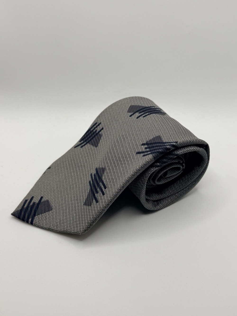 Giorgio Armani Silk Tie Grey Abstract Linear Geometric Pattern Made in Italy